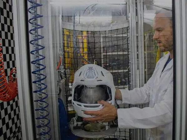 A nossa equipa multidisciplinar, composta por especialistas em biomecânica, engenheiros e cientistas de materiais, une esforços para dar vida a tecnologias de proteção pioneiras.